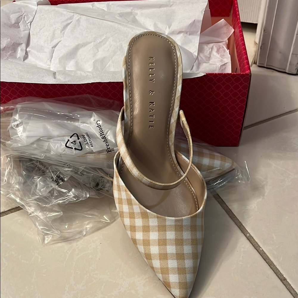 Kelly & Katie Women's Beige Checkered Heels
